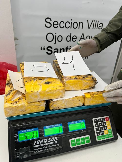 Santiago del Estero - Detienen a una ciudadana que viajaba con cinco kilos de cocaína en un ómnibus de tour de compras