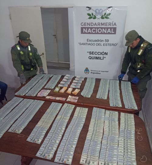 Ocultaban bajo la palanca de cambios de un vehículo 54 mil dólares y 10 millones de pesos entre sus pertenencias