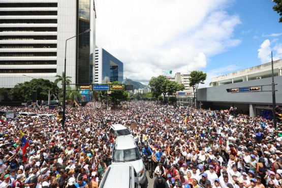 Machado encabezó una masiva marcha en Venezuela: 